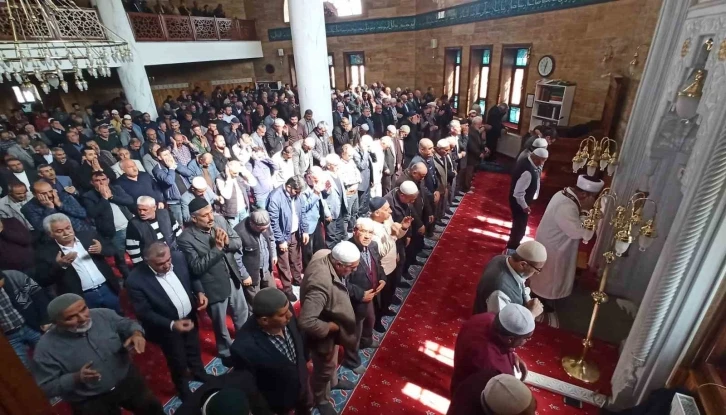 İsrail&rsquo;in saldırılarında hayatını kaybeden Filistinliler i&ccedil;in gıyabi cenaze namazı kılındı
