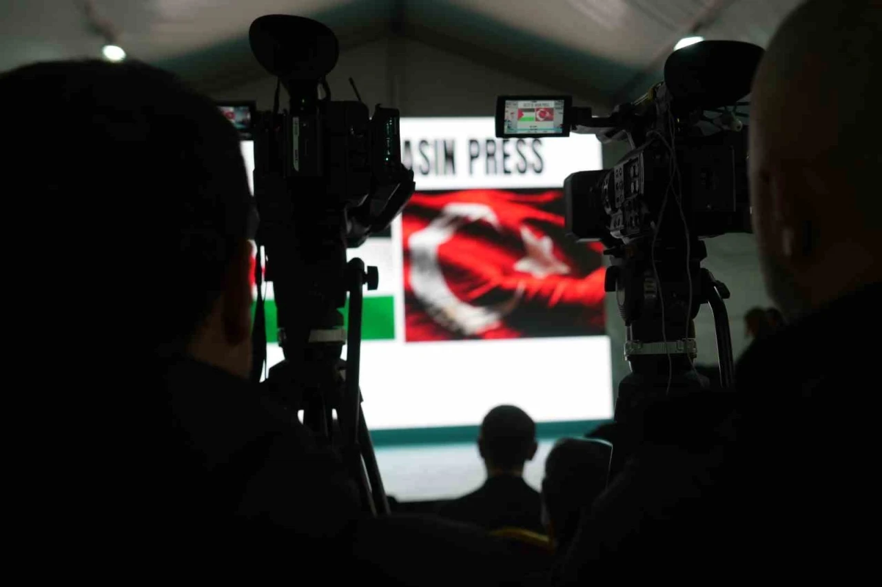 İsrail&rsquo;in saldırısında bacağını kaybeden Gazzeli gazeteci meslektaşlarına seslendi
