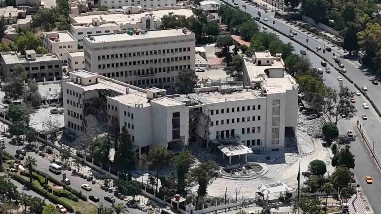 İsrail’in vurduğu Suriye Genelkurmay Başkanlığındaki hasar görüntülendi

