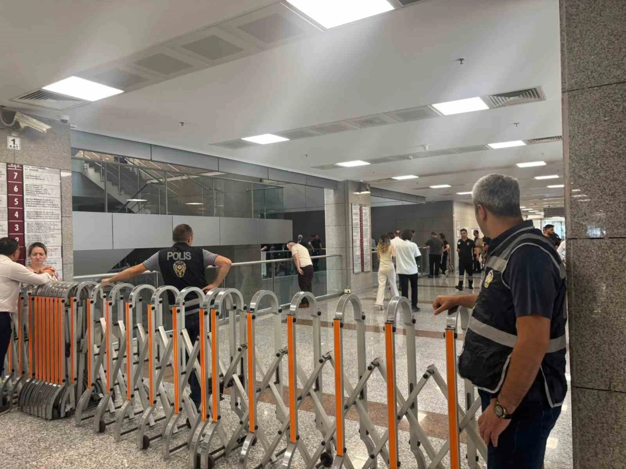 İstanbul Adalet Sarayı&rsquo;nda hırsızlık zanlısı intihar etti
