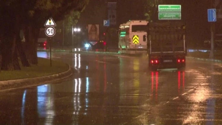 İstanbul Anadolu Yakası&rsquo;nda sağanak yağış etkili oluyor
