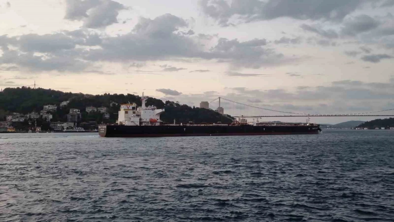 İstanbul Boğazı arızalanan petrol tankeri nedeniyle gemi trafiğine kapatıldı

