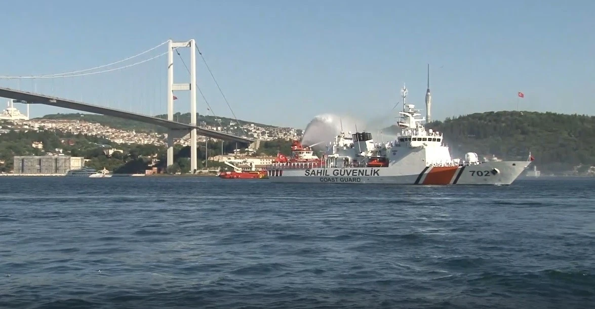 İstanbul Boğazı&rsquo;nda 15 Temmuz şehitleri i&ccedil;in tekne korteji oluşturuldu
