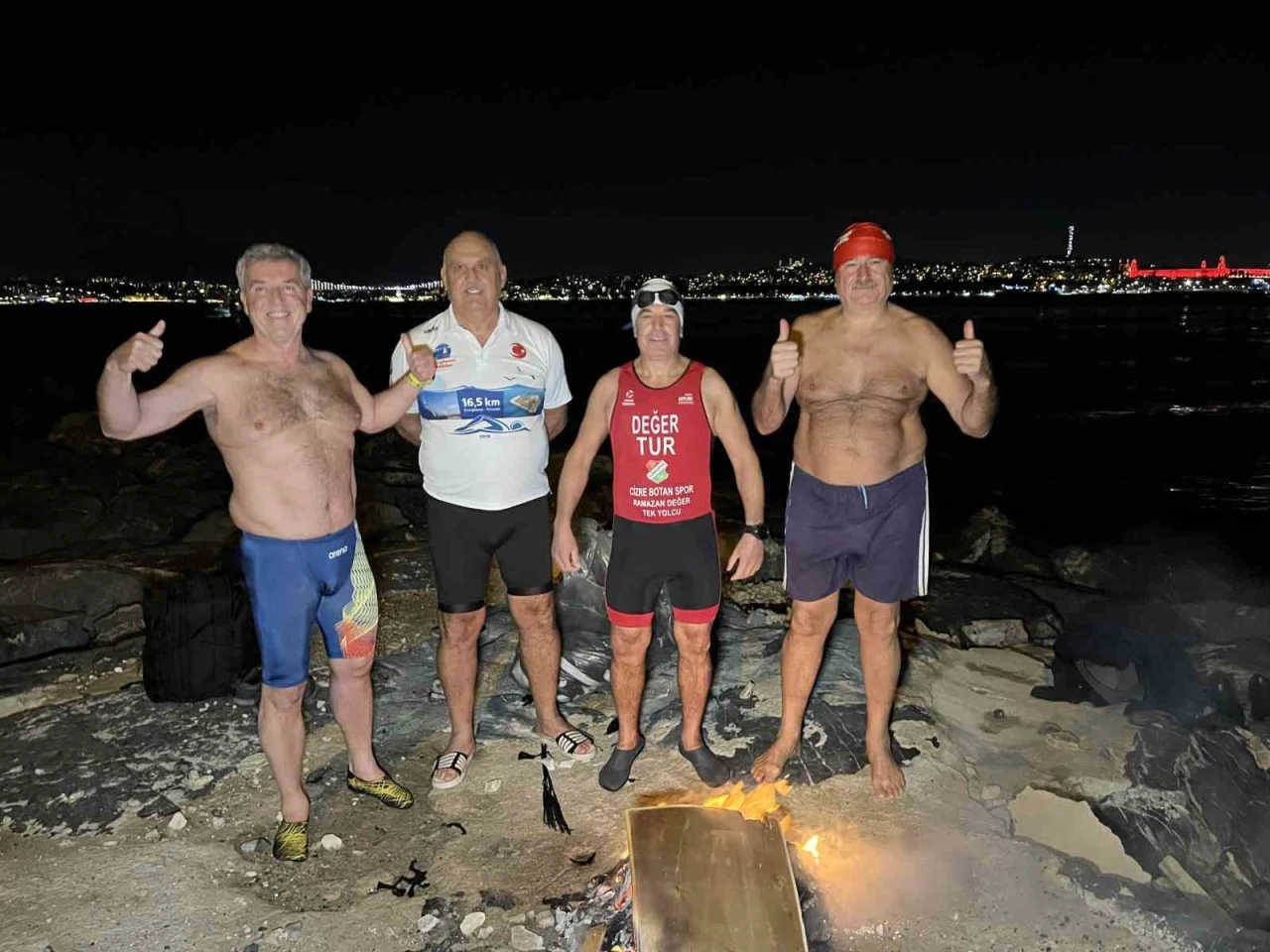 İstanbul Boğazı&rsquo;nda buz gibi suda y&uuml;zerek 2026&rsquo;yı karşıladılar
