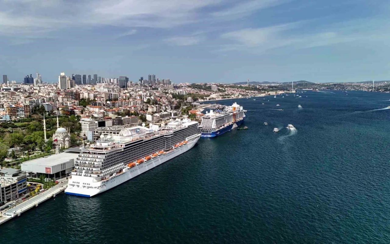 İstanbul Boğazı’nda iki dev kruvaziyer gemisi havadan görüntülendi
