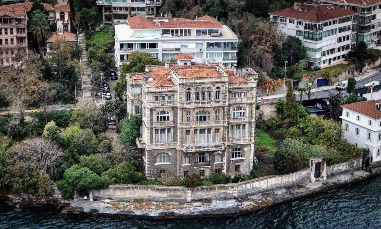 İstanbul Boğazı’nın en ihtişamlı binalarından Zeki Paşa Yalısı yeni sahibini bekliyor
