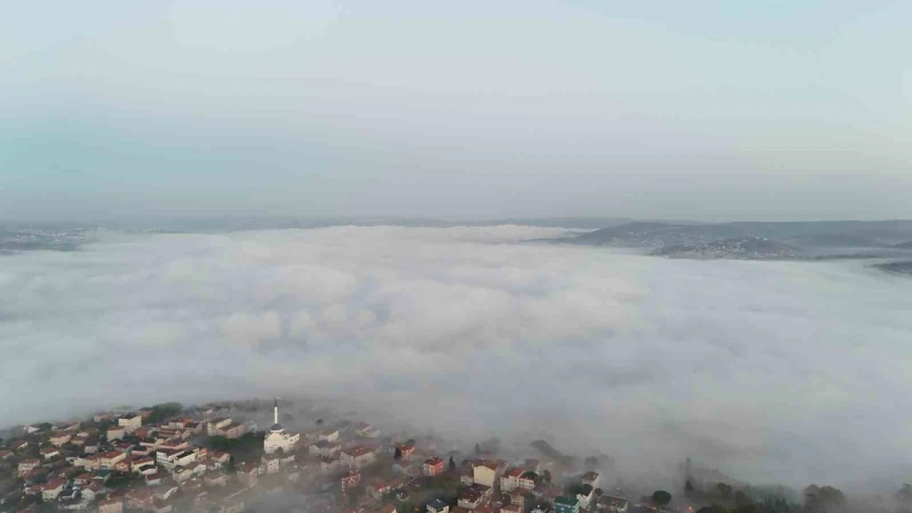 İstanbul Boğazı sisle kapandı, ortaya kartpostallık manzaralar çıktı
