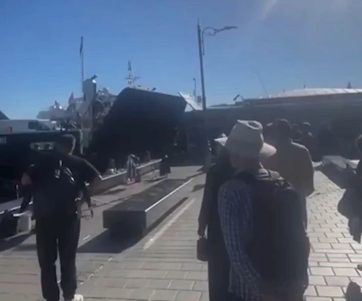 İstanbul’da arabalı vapur iskeleye çarptı, kaza anı kameraya yansıdı
