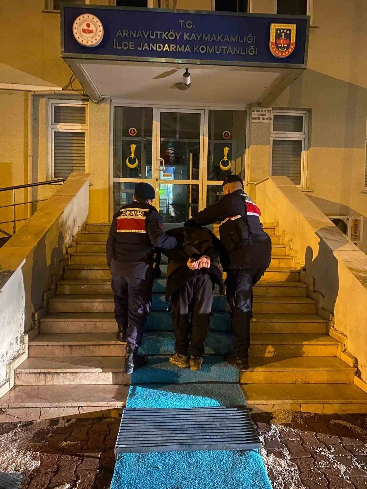 İstanbul&rsquo;da aranması bulunan DEAŞ&rsquo;lı iş&ccedil;ilerin kaldığı konteynırda yakalandı
