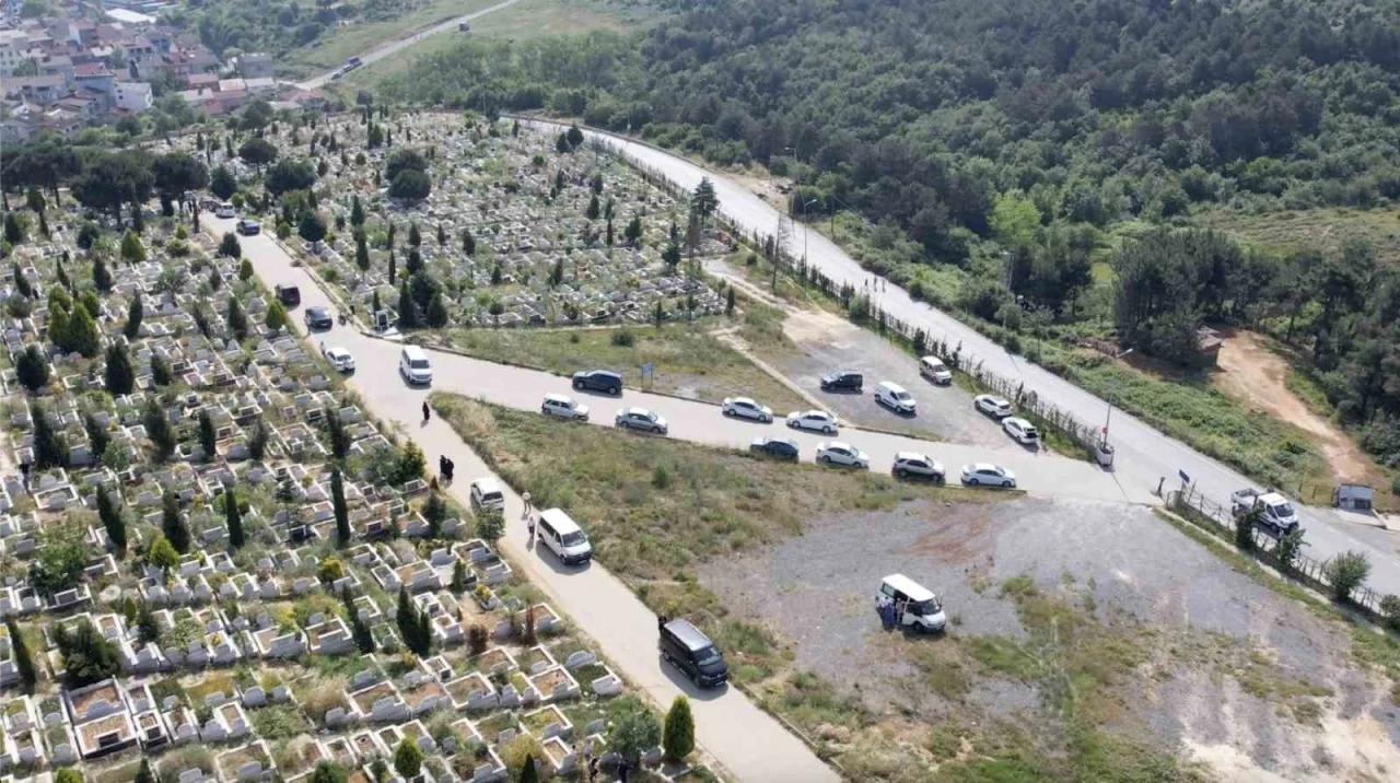 İstanbul’da bayramın ilk günü mezarlıklar ziyaretçilerle doldu
