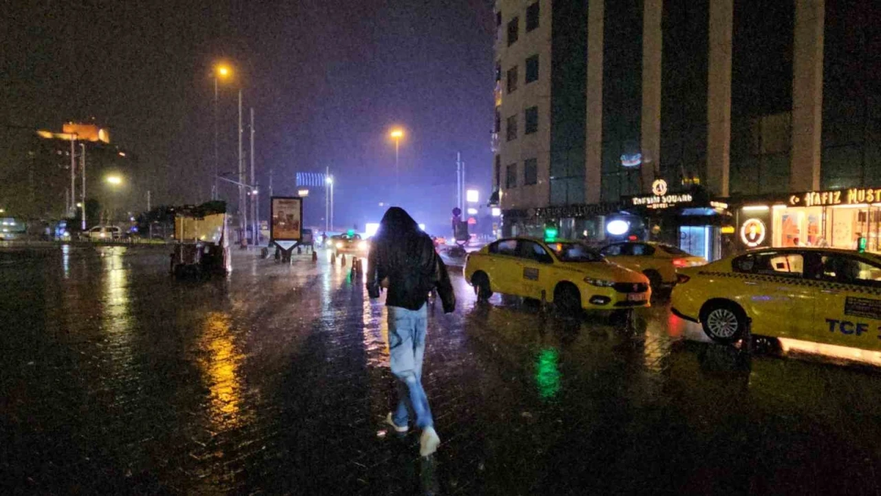 İstanbul’da beklenen sarı kodlu sağanak başladı
