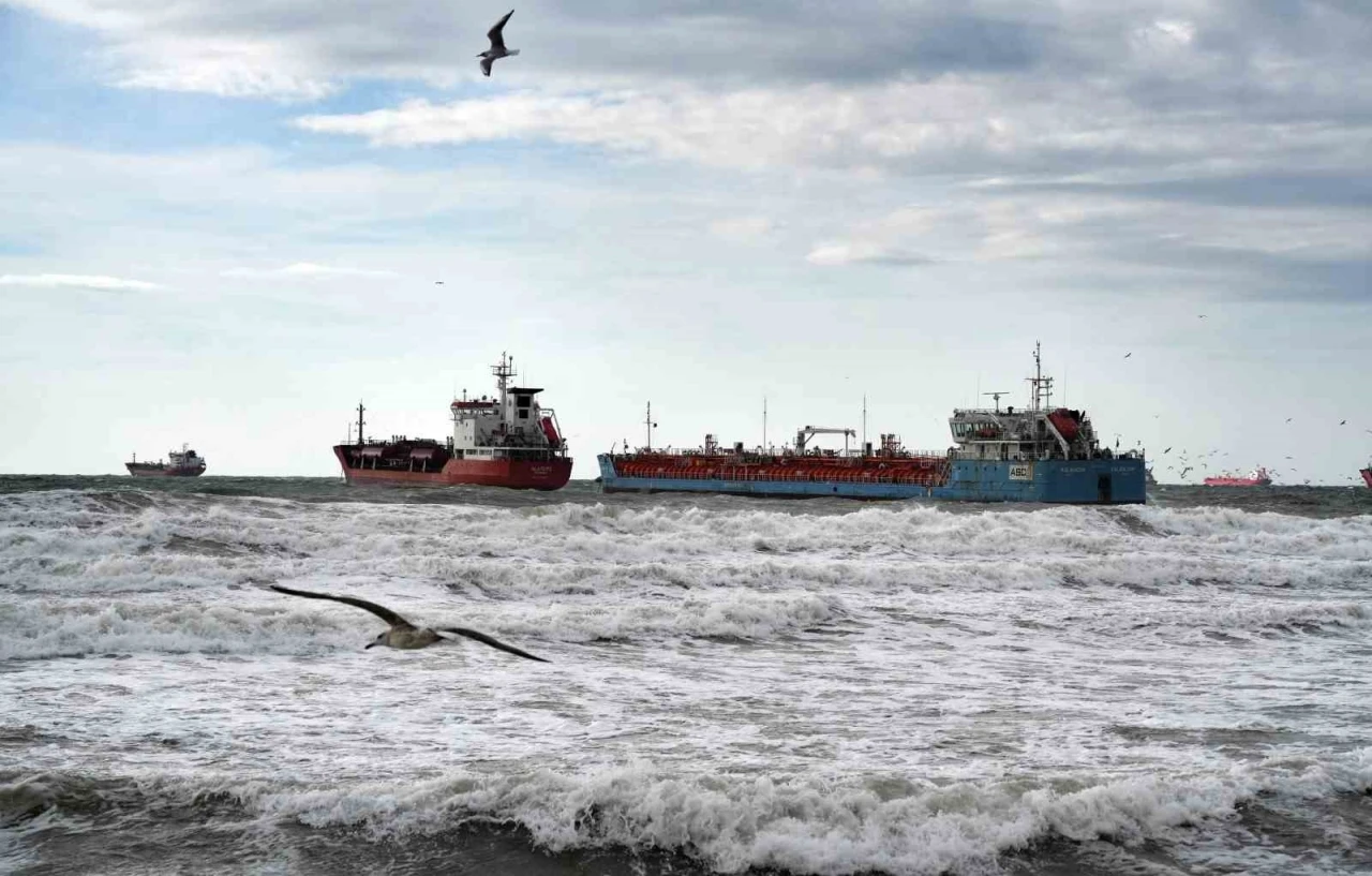 İstanbul&rsquo;da birbirine temas eden tankerlerden biri kurtarıldı

