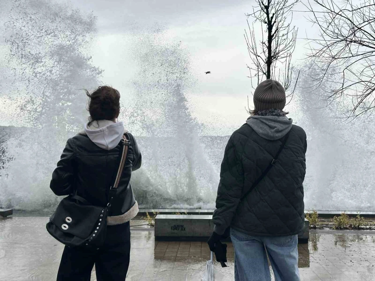 İstanbul&rsquo;da dev dalgalar oluştu
