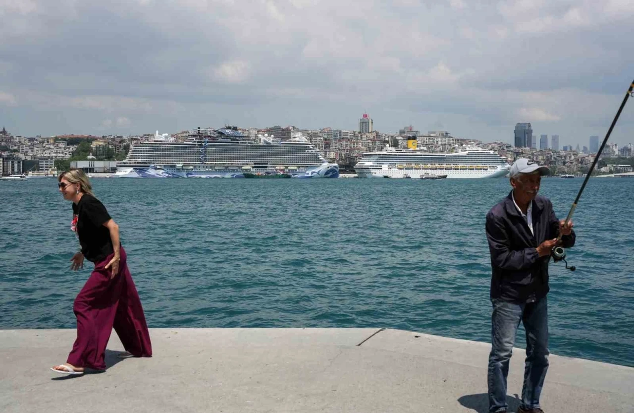 İstanbul&rsquo;da dev kruvaziyer yoğunluğu havadan g&ouml;r&uuml;nt&uuml;lendi
