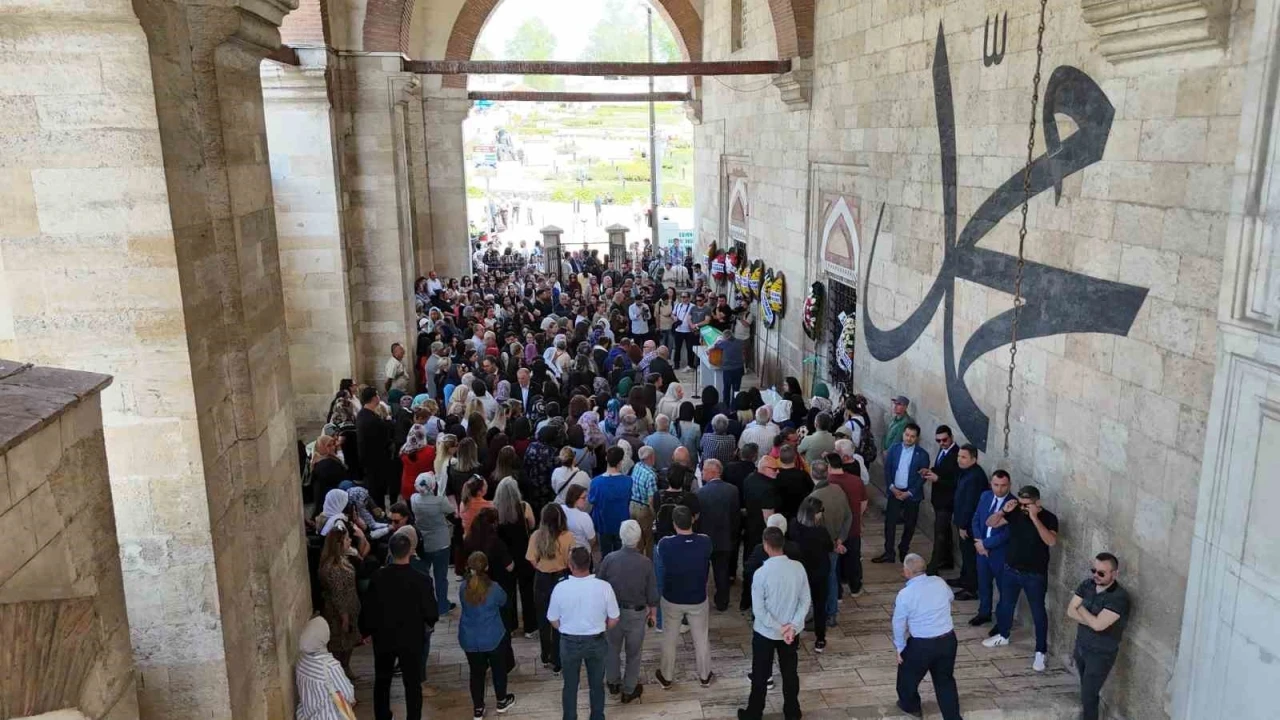 İstanbul’da eski eşi tarafından öldürülen kadın, Edirne’de son yolculuğuna uğurlandı
