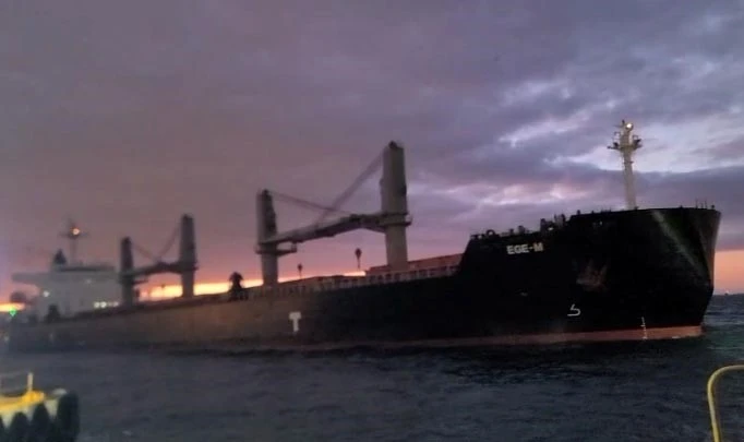 İstanbul&rsquo;da facianın eşiğinden d&ouml;n&uuml;ld&uuml;: S&uuml;r&uuml;klenen kuru y&uuml;k gemisi son anda durdu
