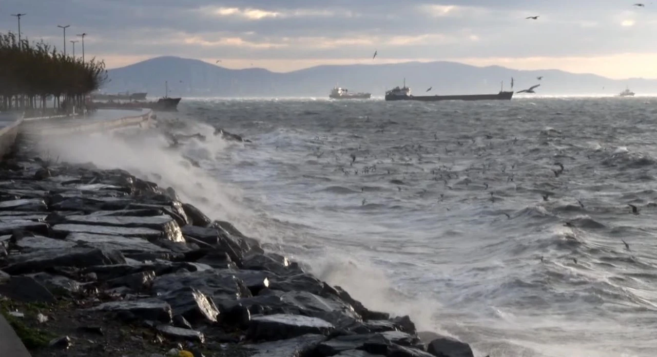 İstanbul&rsquo;da fırtına etkili oluyor: Dalgalar sahili d&ouml;vd&uuml;
