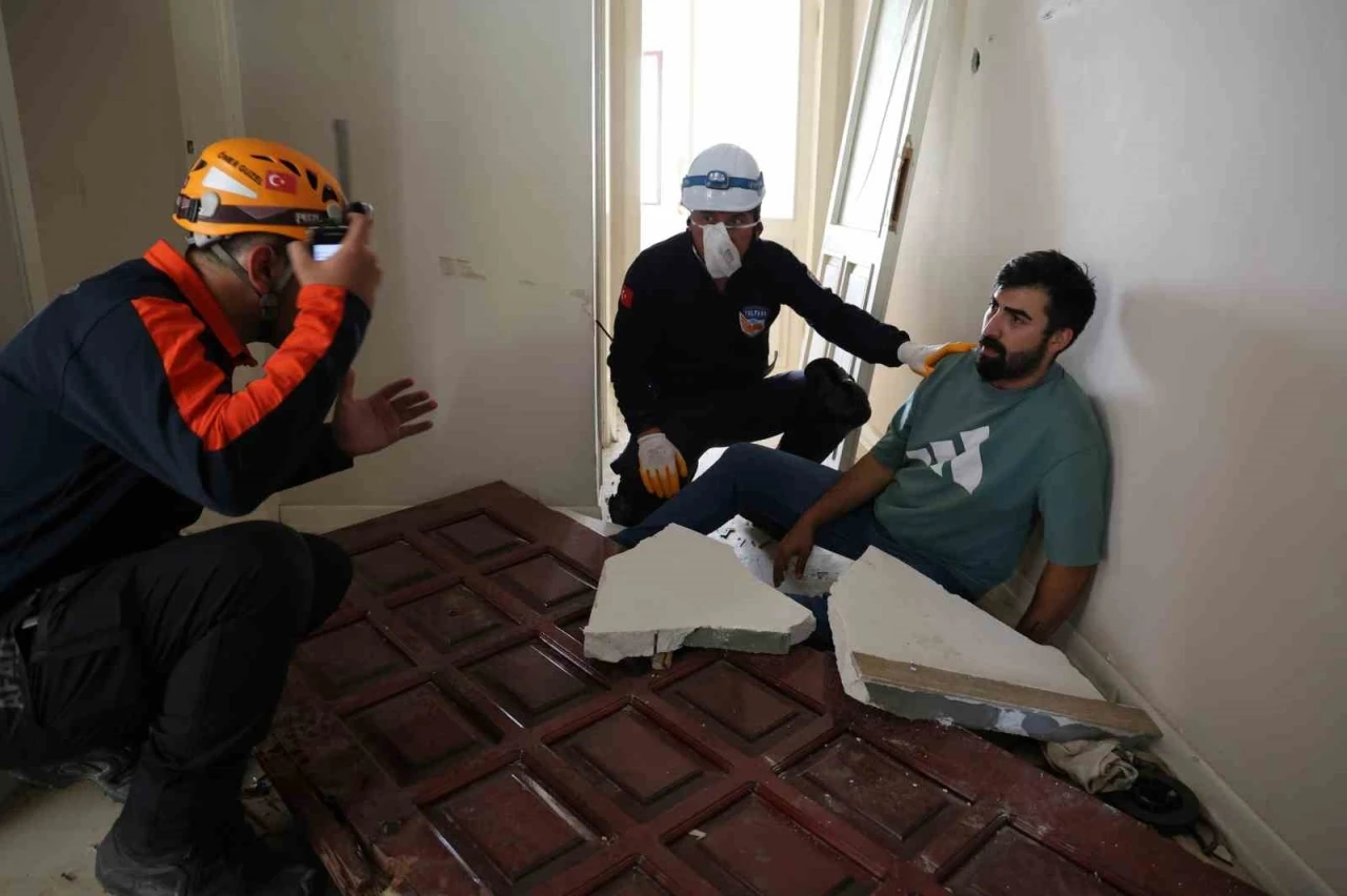 İstanbul’da gerçeği aratmayan deprem tatbikatı
