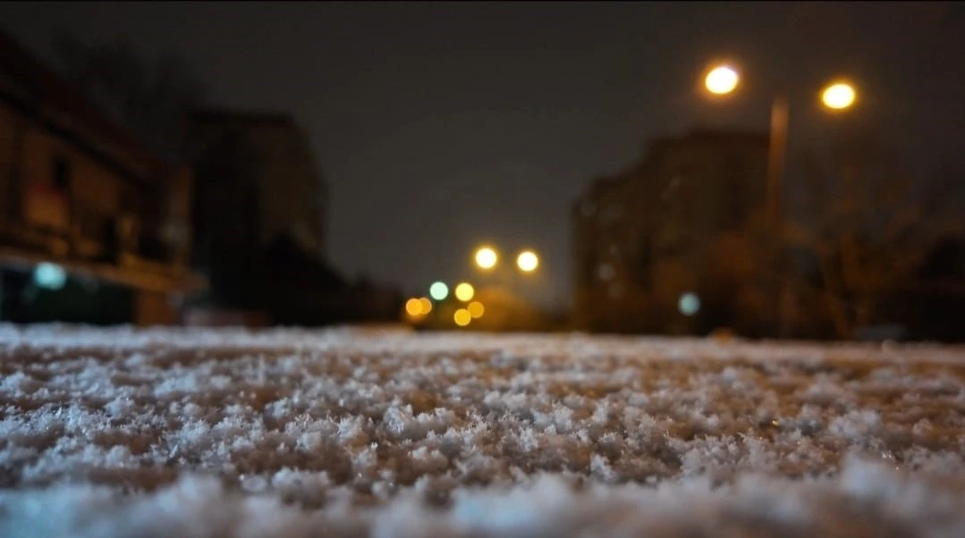 İstanbul&rsquo;da g&uuml;n boyu beklenen kar yağışı gece saatlerinde etkisini g&ouml;sterdi
