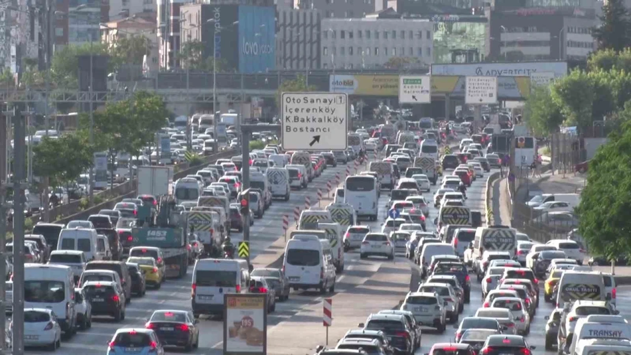 İstanbul’da haftanın ilk mesai gününde trafik yoğunluğu yaşanıyor
