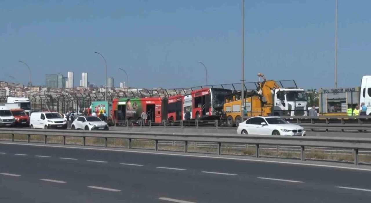 İstanbul’da Haliç Köprüsü’nde arızalı metrobüsü çeken yol yardım aracı kaza yaptı

