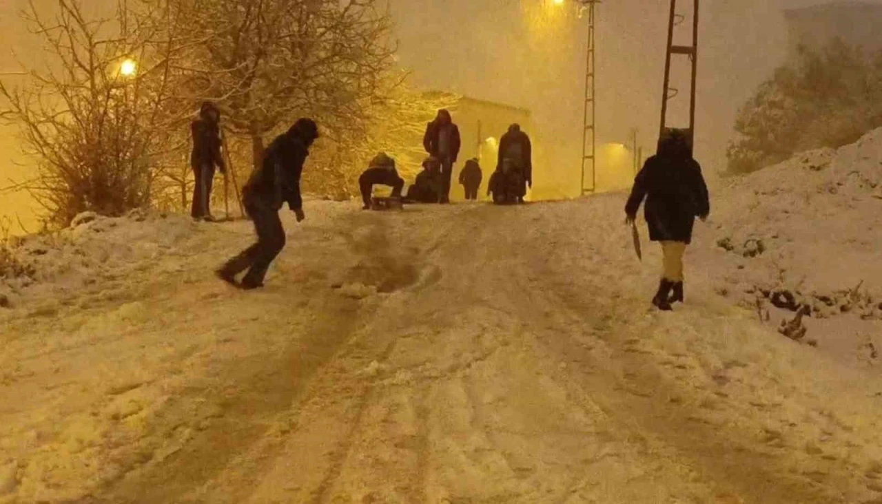 İstanbul&rsquo;da kar sonrası sokaklar oyun alanına d&ouml;nd&uuml;
