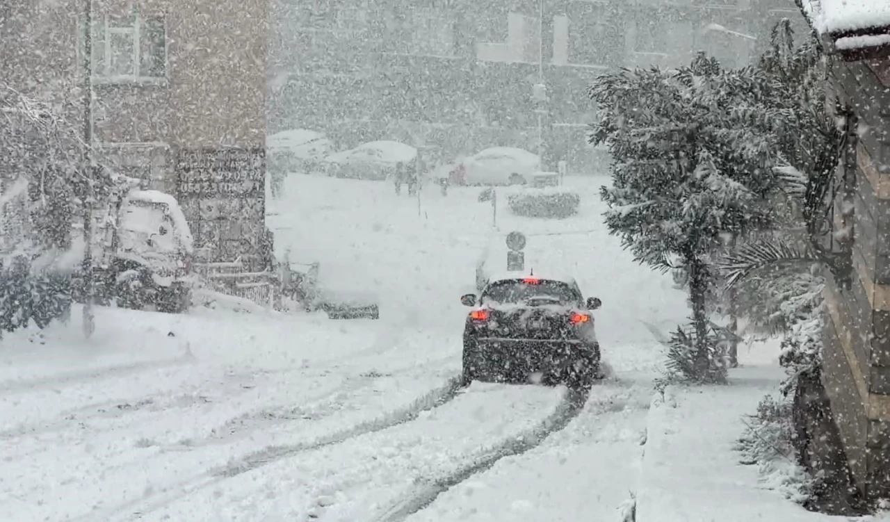 İstanbul&rsquo;da kar yağışı, ara&ccedil;lar g&uuml;&ccedil;l&uuml;kle ilerledi
