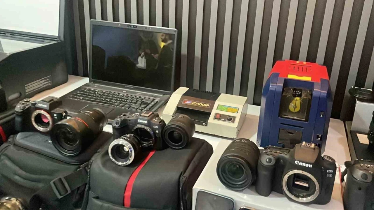 İstanbul&rsquo;da kargo dolandırıcılığı şebekesine operasyon: 3&rsquo;&uuml; kadın 10 ş&uuml;pheli ş&uuml;pheli adliyeye sevk edildi
