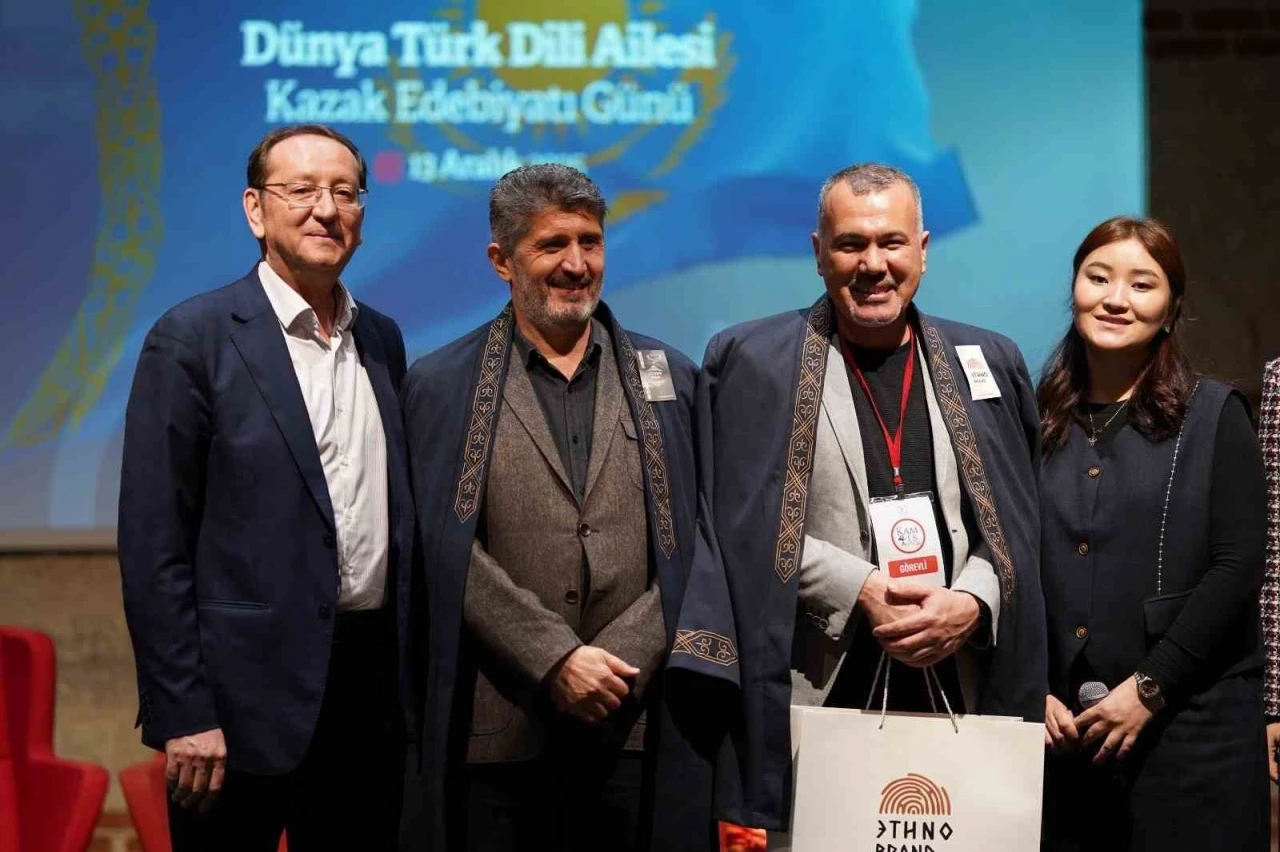 İstanbul&rsquo;da Kazak edebiyatı r&uuml;zgarı esti
