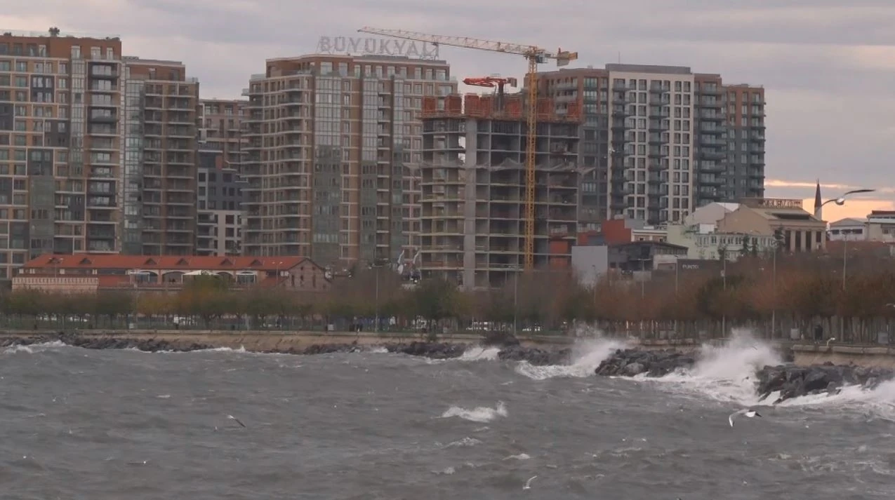İstanbul&rsquo;da lodos etkili oluyor: Fatih ve Zeytinburnu&rsquo;nda dev dalgalar
