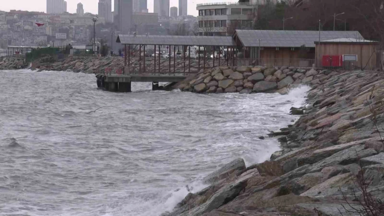 İstanbul&rsquo;da lodos etkisini s&uuml;rd&uuml;r&uuml;yor.
