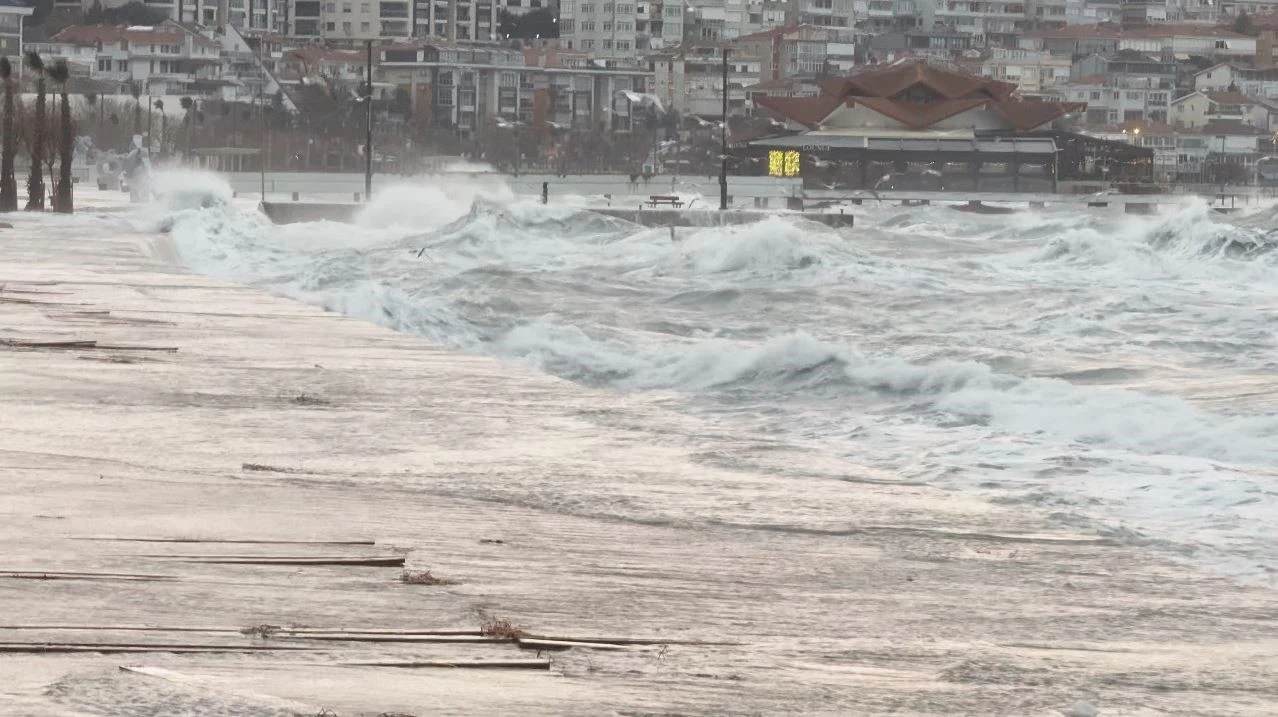 İstanbul&rsquo;da lodos nedeniyle deniz seferleri iptal edildi
