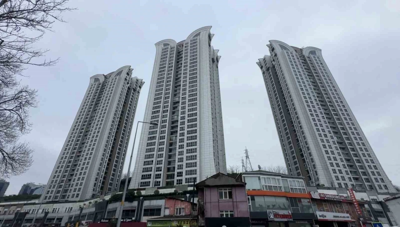 İstanbul&rsquo;da l&uuml;ks sitede 30&rsquo;uncu kattan d&uuml;şen &ccedil;ocuk hayatını kaybetti

