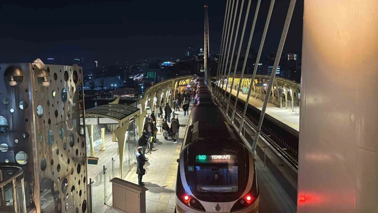 İstanbul&rsquo;da metro arızası: Seferler aksadı, duraklarda yoğunluk oluştu
