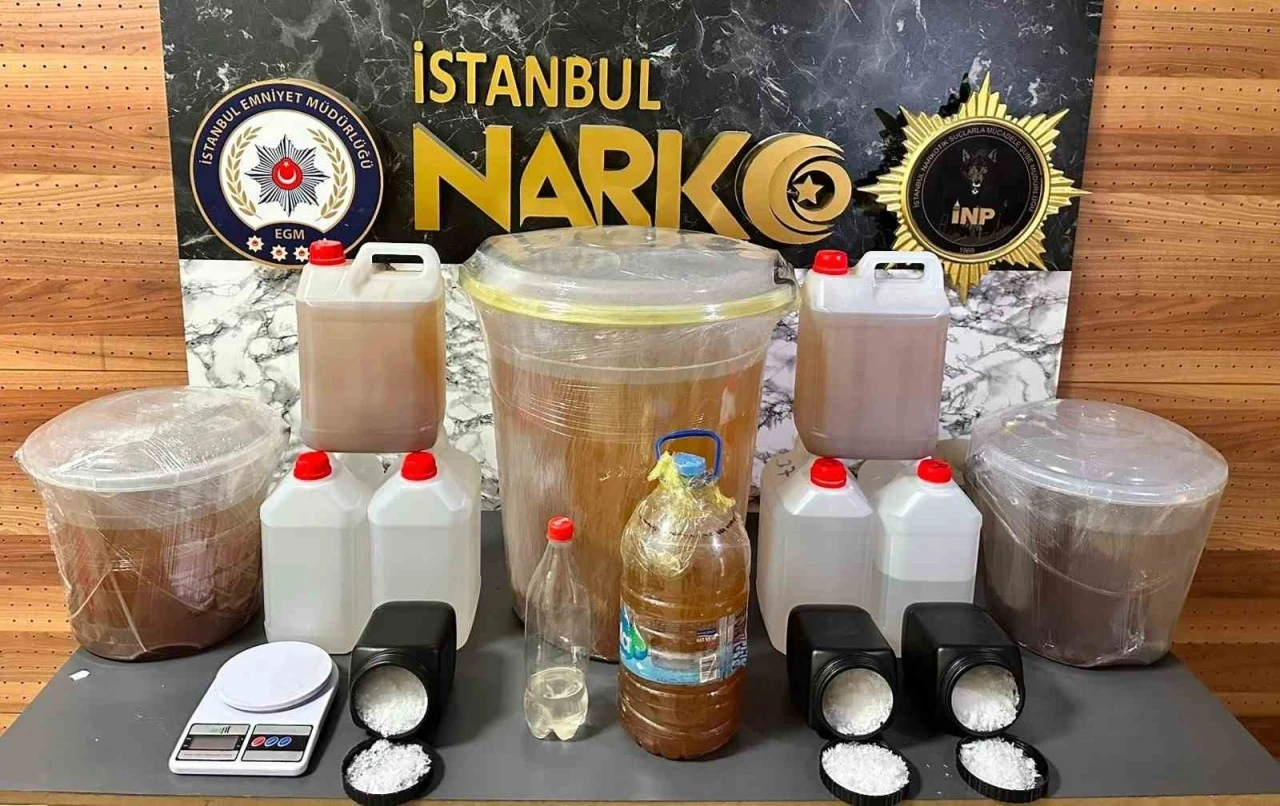 İstanbul&rsquo;da otoyolda nefes kesen takip: Minib&uuml;se uyuşturucu baskını
