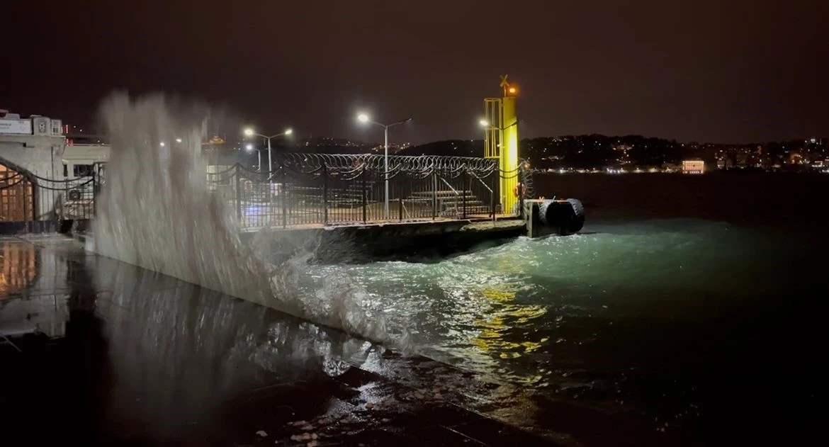 İstanbul&rsquo;da sabah saatlerinde kuvvetli r&uuml;zgar etkili oldu
