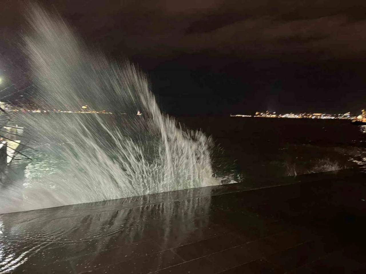 İstanbul&rsquo;da sabah saatlerinde lodos etkili oldu
