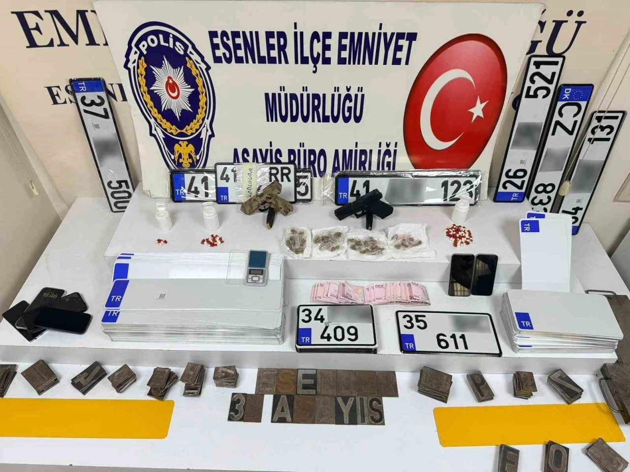 İstanbul&rsquo;da sahte plaka basımı yapılan adrese operasyon yapıldı: 4 g&ouml;zaltı
