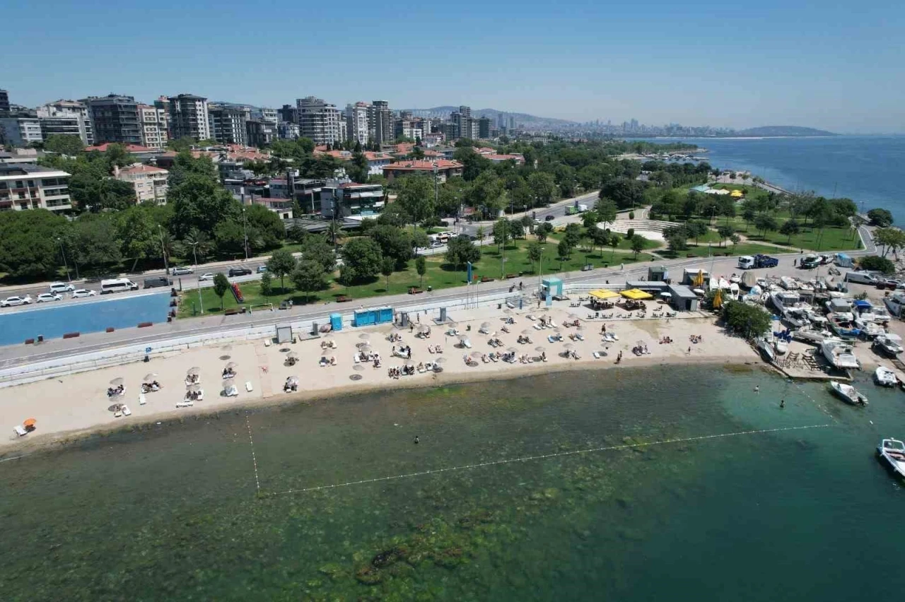 İstanbul’da sıcak hava bunalttı: Caddebostan sahile akın ettiler
