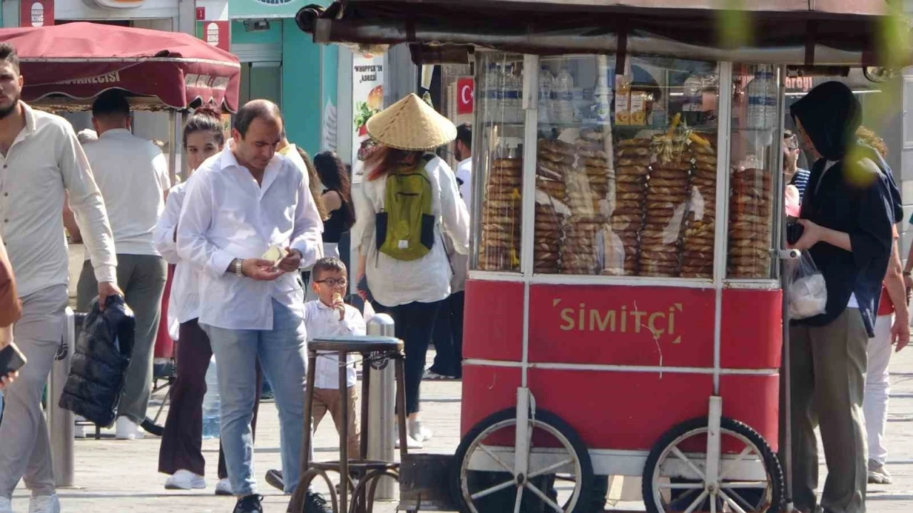 İstanbul’da sıcak hava bunalttı: Taksim’de turistler şemsiye ile gezdi
