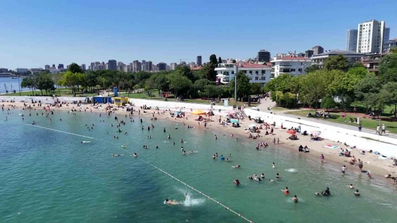 İstanbul&rsquo;da sıcak hava sahillere akın ettirdi: Caddebostan&rsquo;da deniz keyfi dronla g&ouml;r&uuml;nt&uuml;lendi
