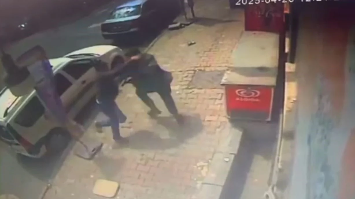 İstanbul’da silahlı kavga kamerada: Yoldan geçen genç hayatını kaybetti, 2 şüpheli tutuklandı
