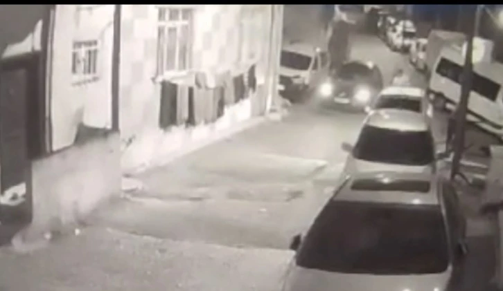 İstanbul&rsquo;da silahlı pusu kamerada: Takip edip &ouml;n&uuml;n&uuml; kestiler, &ccedil;atışma &ccedil;ıktı
