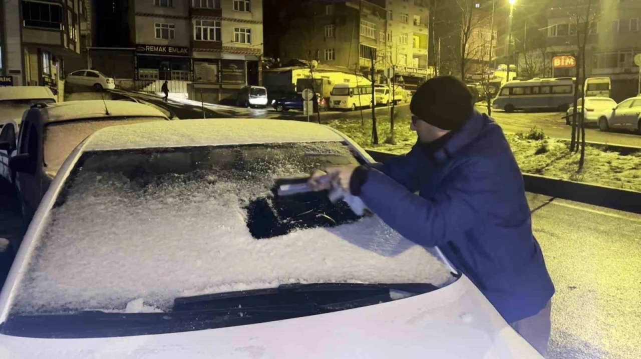 İstanbul’da soğuk hava etkili oluyor: Araç camları buz tuttu