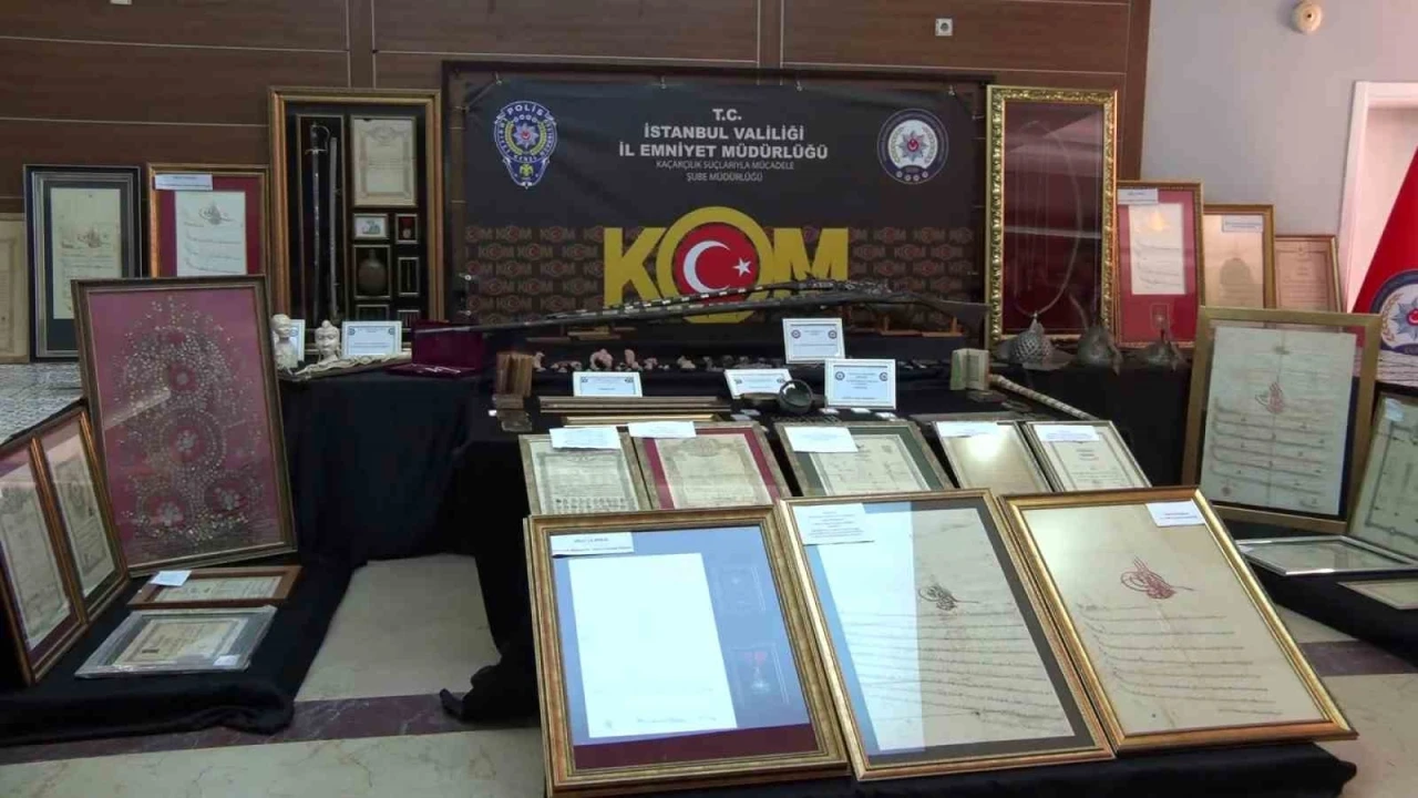 İstanbul&rsquo;da tarihi eser ka&ccedil;ak&ccedil;ılığına darbe: Osmanlı D&ouml;nemine ait kalkan ve miğfer grubu ve binlerce eser ele ge&ccedil;irildi
