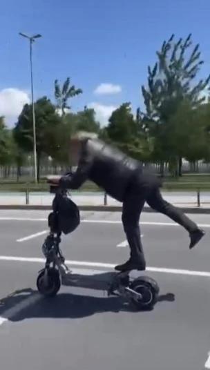 İstanbul’da tehlikeli scooter yolculuğu kamerada
