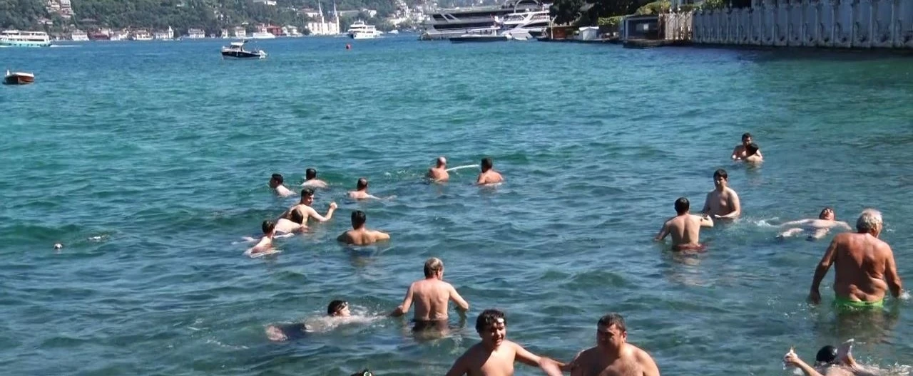 İstanbul&rsquo;da termometreler 36 dereceyi g&ouml;sterdi: Sıcaktan bunalan vatandaşlar sahillere akın etti

