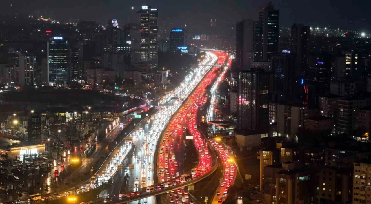 İstanbul&rsquo;da trafik durma noktasına geldi: Yağmurun etkisi ile yoğunluk y&uuml;zde 90&rsquo;a ulaştı
