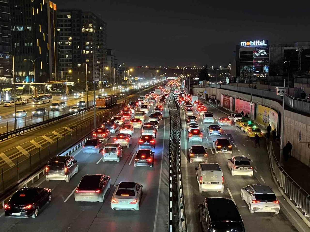 İstanbul&rsquo;da trafik yoğunluğu y&uuml;zde 81&rsquo;e &ccedil;ıktı
