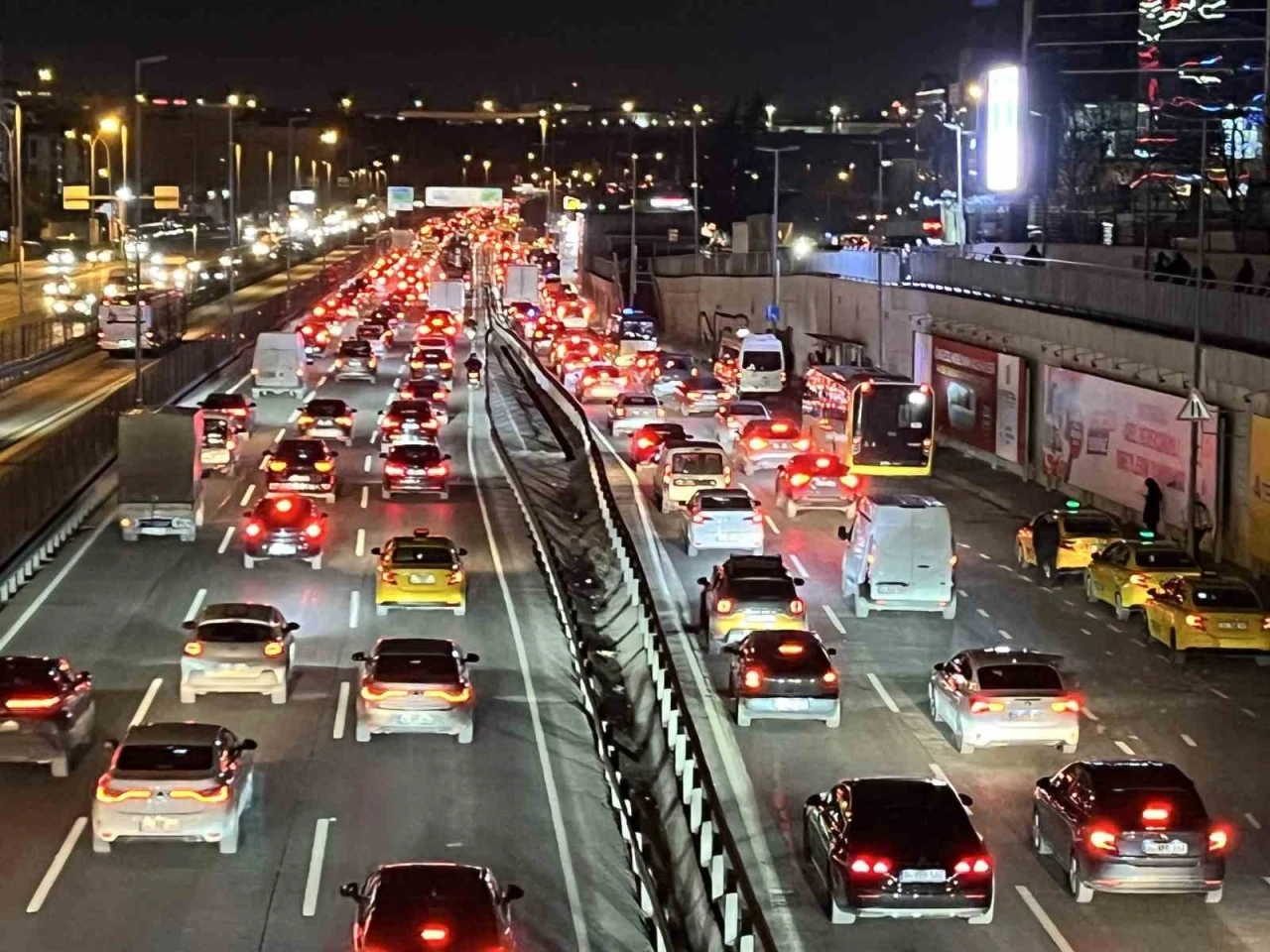 İstanbul&rsquo;da trafik yoğunluğu y&uuml;zde 83&rsquo;e ulaştı
